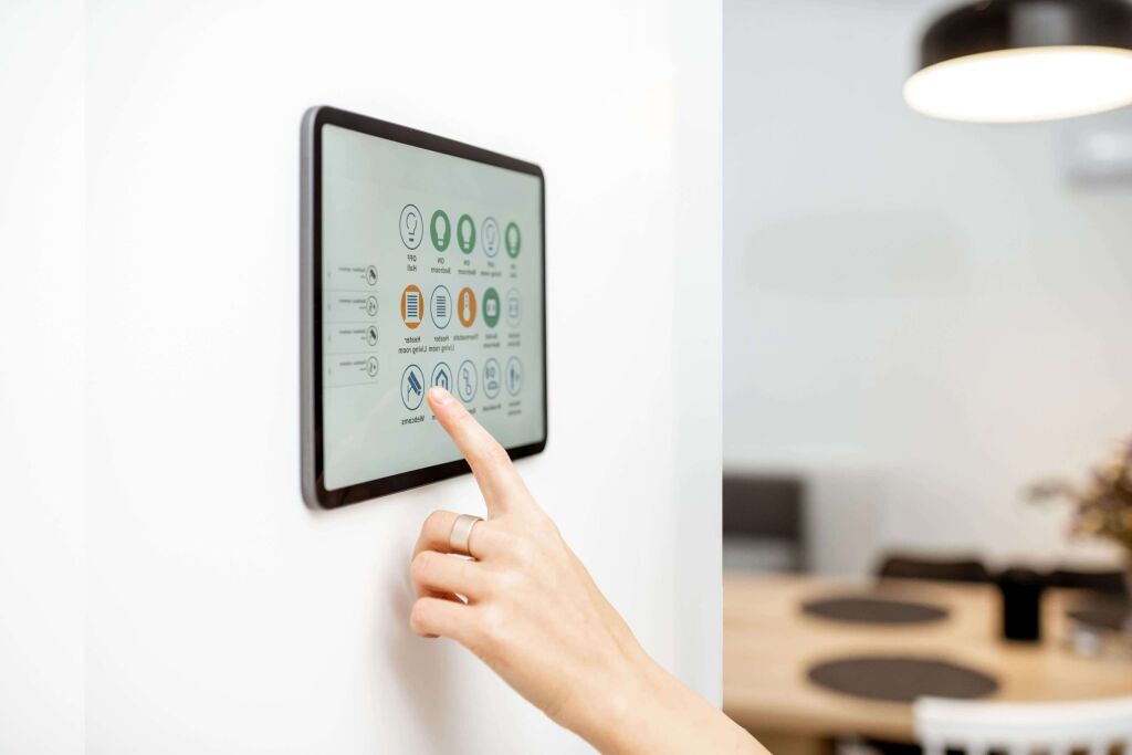 Smart Home Tablet an einer Wand