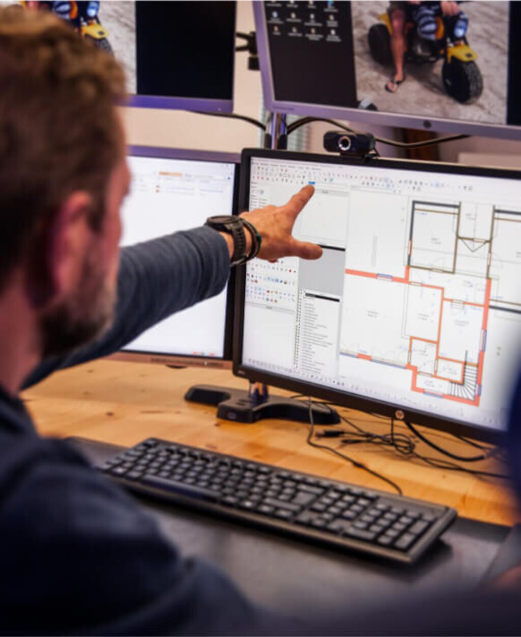 Mann vor einem Bildschirm, der Services von ETT plant und konzeptioniert