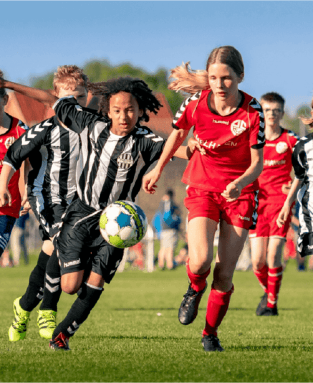 Soziale Verantwortung: Fußballspielende Kinder